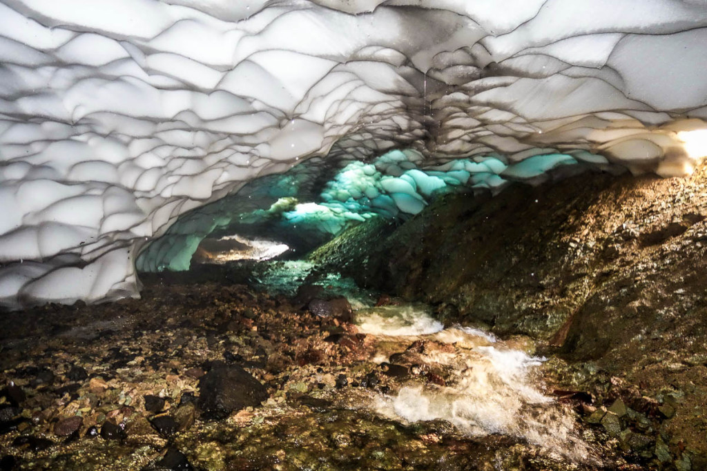 kamchatka-snow-tunnels-11